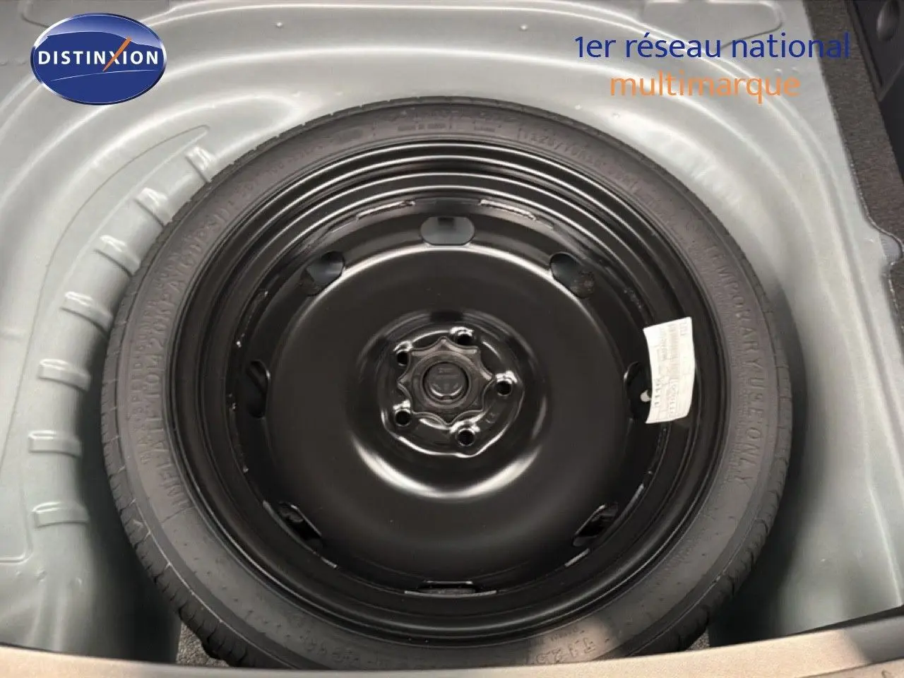 Roue de secours noire vue de dessus dans le coffre d'une CUPRA LEON ST 2025 gris magnétique métal.