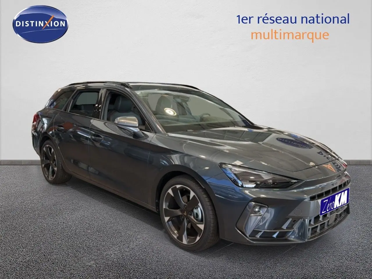 Vue 3/4 avant droite d'une CUPRA LEON ST 1.5 eTSI 150CH DSG7 gris magnétique métallisé avec jantes biton noires.