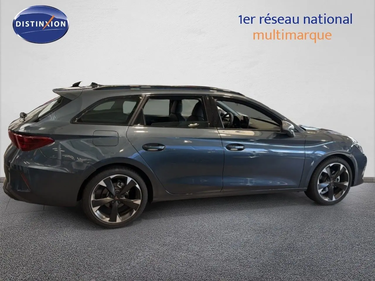 Vue latérale droite d'une CUPRA LEON ST 2025 gris magnétique métallisé avec jantes bi-ton et toit ouvrant.