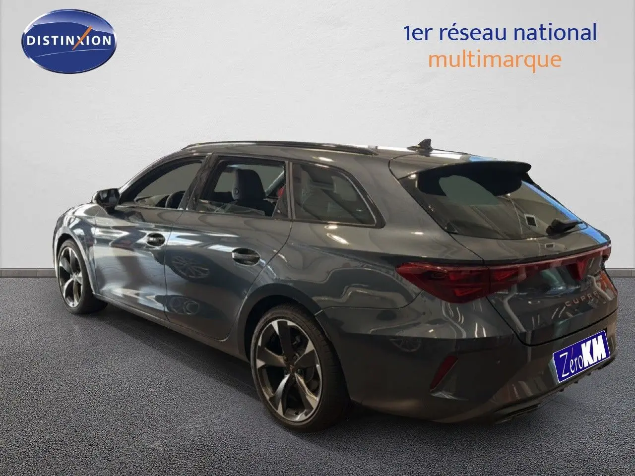 Vue 3/4 arrière droite d'une CUPRA Leon ST gris magnétique métallisé avec jantes biton et vitres teintées.