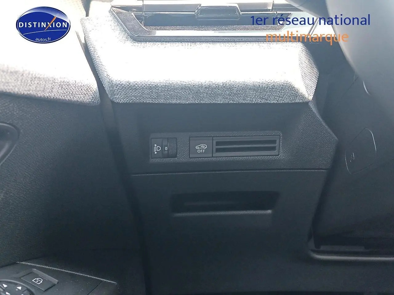 Vue intérieure du tableau de bord côté gauche du Peugeot 3008 bleu 2025 avec commandes d'éclairage et désactivation assistée.