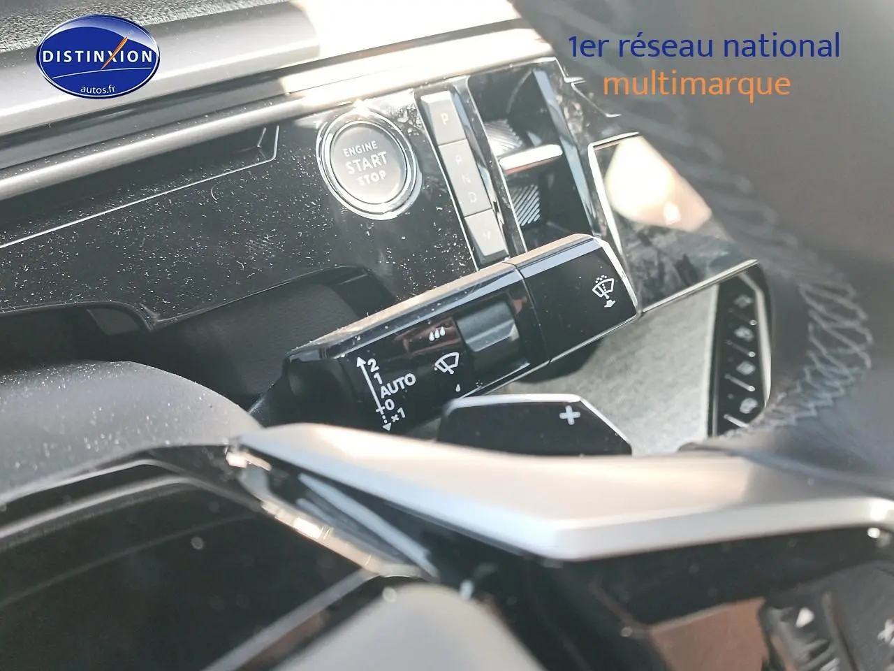Détail intérieur du Peugeot 3008 2025 montrant le bouton start/stop et la commande d’essuie-glace côté droit du volant.