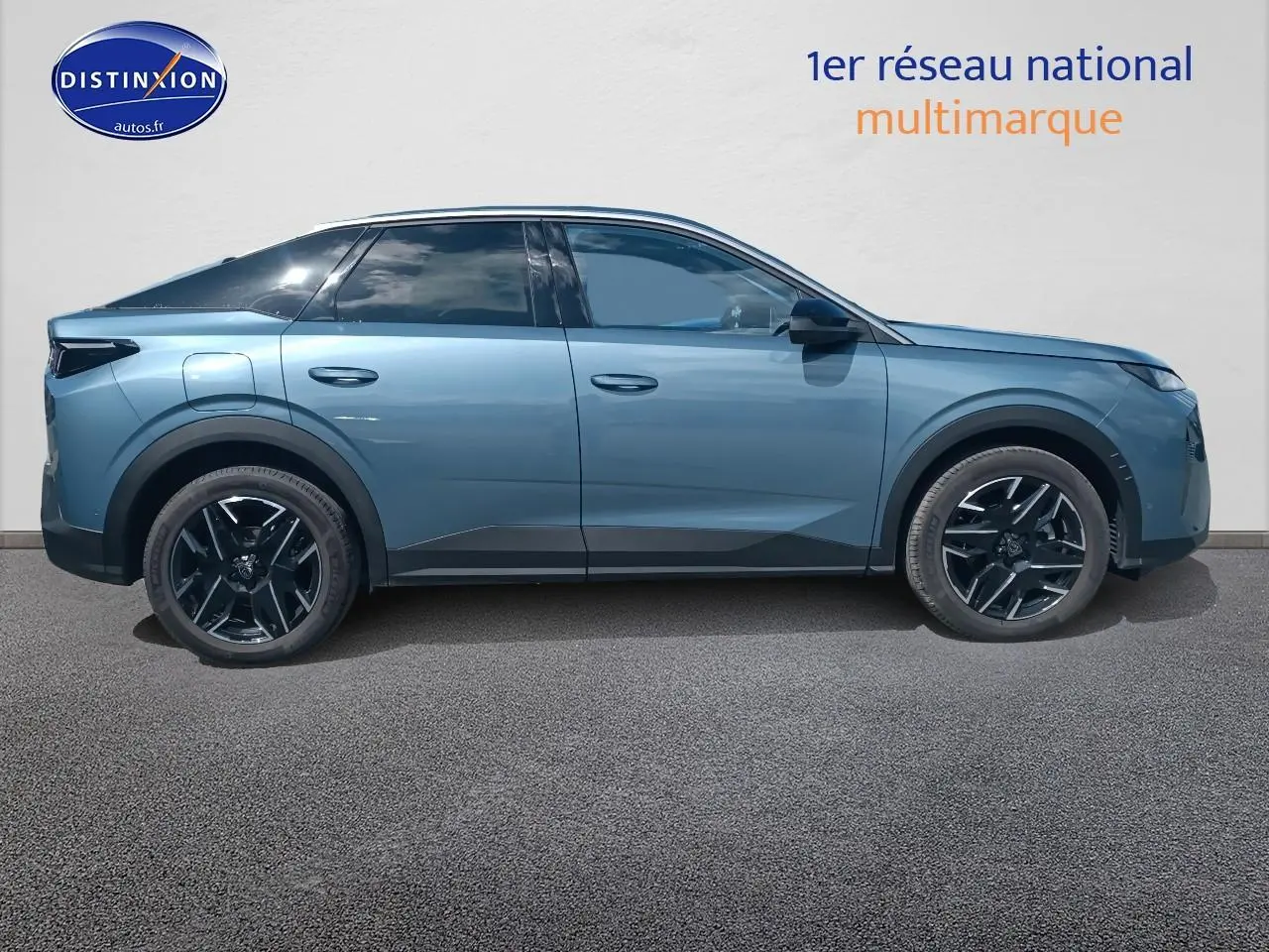 Vue de profil droit du Peugeot 3008 bleu 2025 avec jantes alliage noires et vitres arrière surteintées.