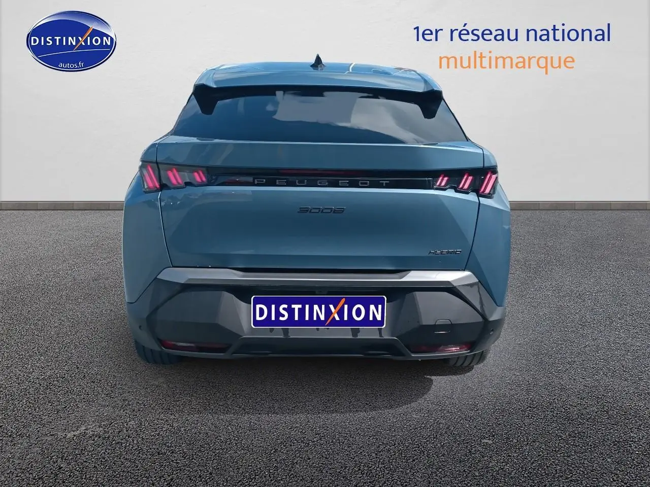 Vue arrière d’un Peugeot 3008 hybride bleu 2025 avec feux arrière à LED et becquet noir.
