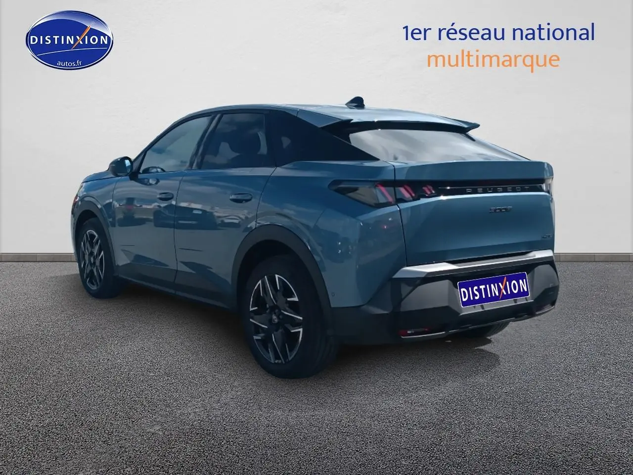 Peugeot 3008 bleu en 3/4 arrière droit, avec feux arrière LED et jantes alliage visibles.