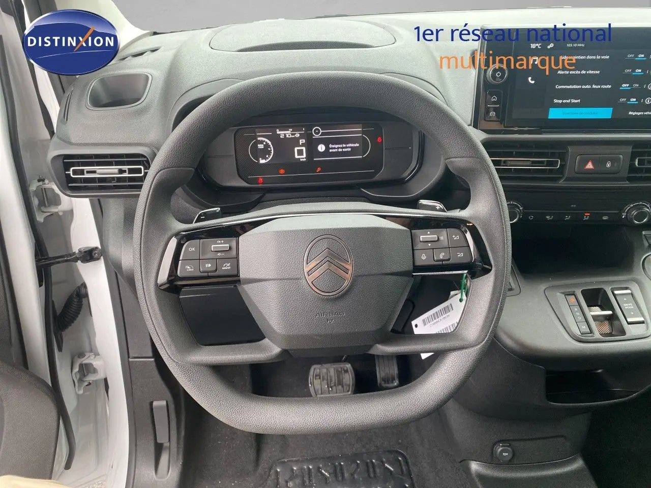 Vue intérieure centrée sur le volant multifonction et tableau de bord numérique du Citroën Berlingo Fourgon blanc 2025.