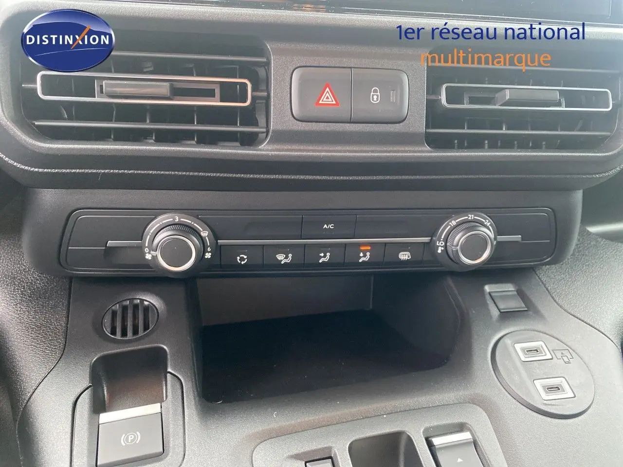 Vue rapprochée du tableau de bord noir du Citroën Berlingo Fourgon 2025, montrant la climatisation et commandes centrales.