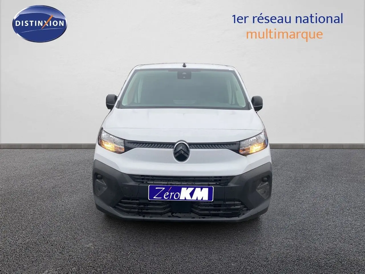Vue avant d'un Citroën Berlingo Fourgon blanc 2025 avec feux allumés et pare-chocs noir.