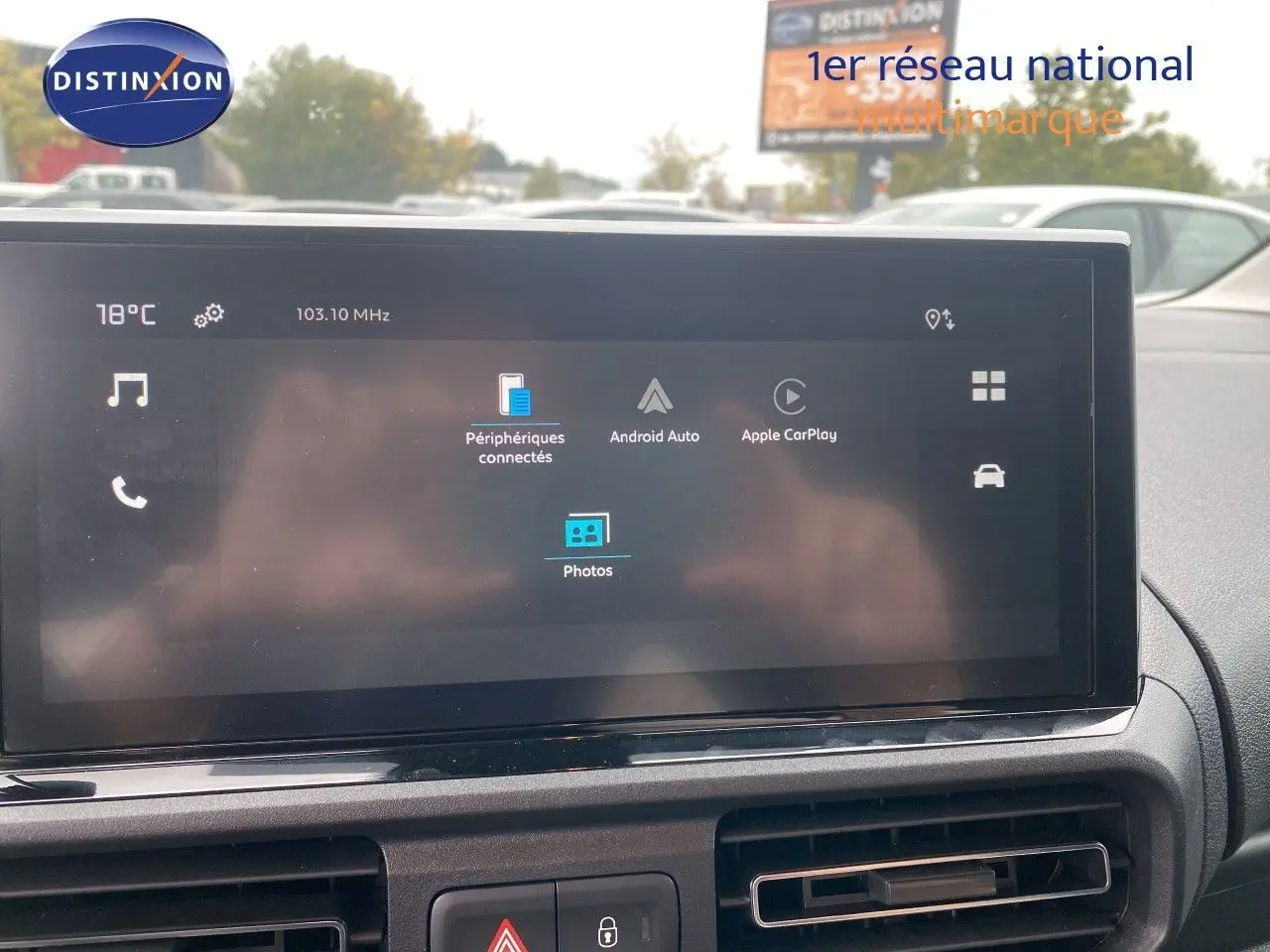 Écran tactile central du tableau de bord du Citroën Berlingo Fourgon blanc, affichant les options Android Auto et Apple CarPlay.