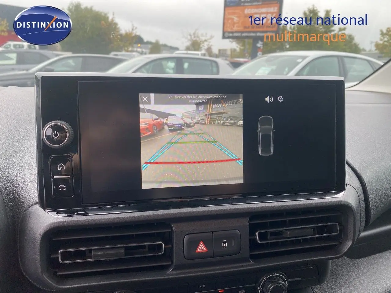 Écran tactile central affichant la caméra de recul du Citroën Berlingo Fourgon blanc, vue intérieure du tableau de bord.