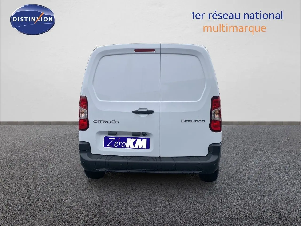 Vue arrière d’un utilitaire Citroën Berlingo Fourgon blanc avec double portes arrière et pare-chocs noir.