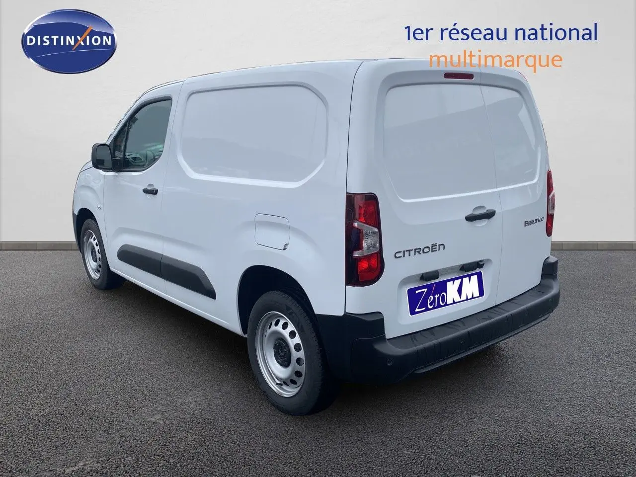 Vue 3/4 arrière droite d'un Citroën Berlingo Fourgon blanc avec porte latérale coulissante et double portes arrière.