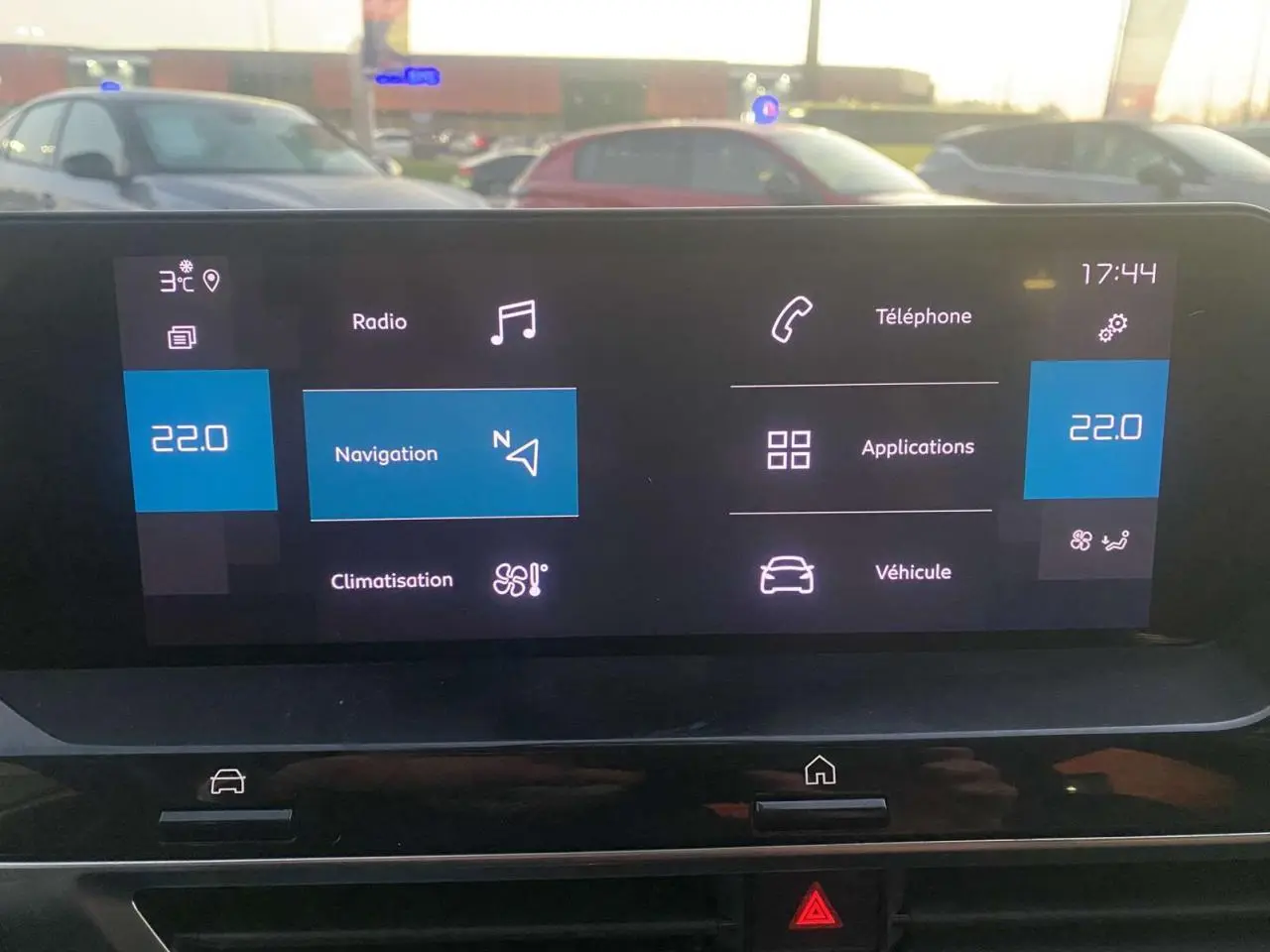 Écran tactile central de la Citroën C4 blanche 2021 affichant navigation, climatisation et applications.