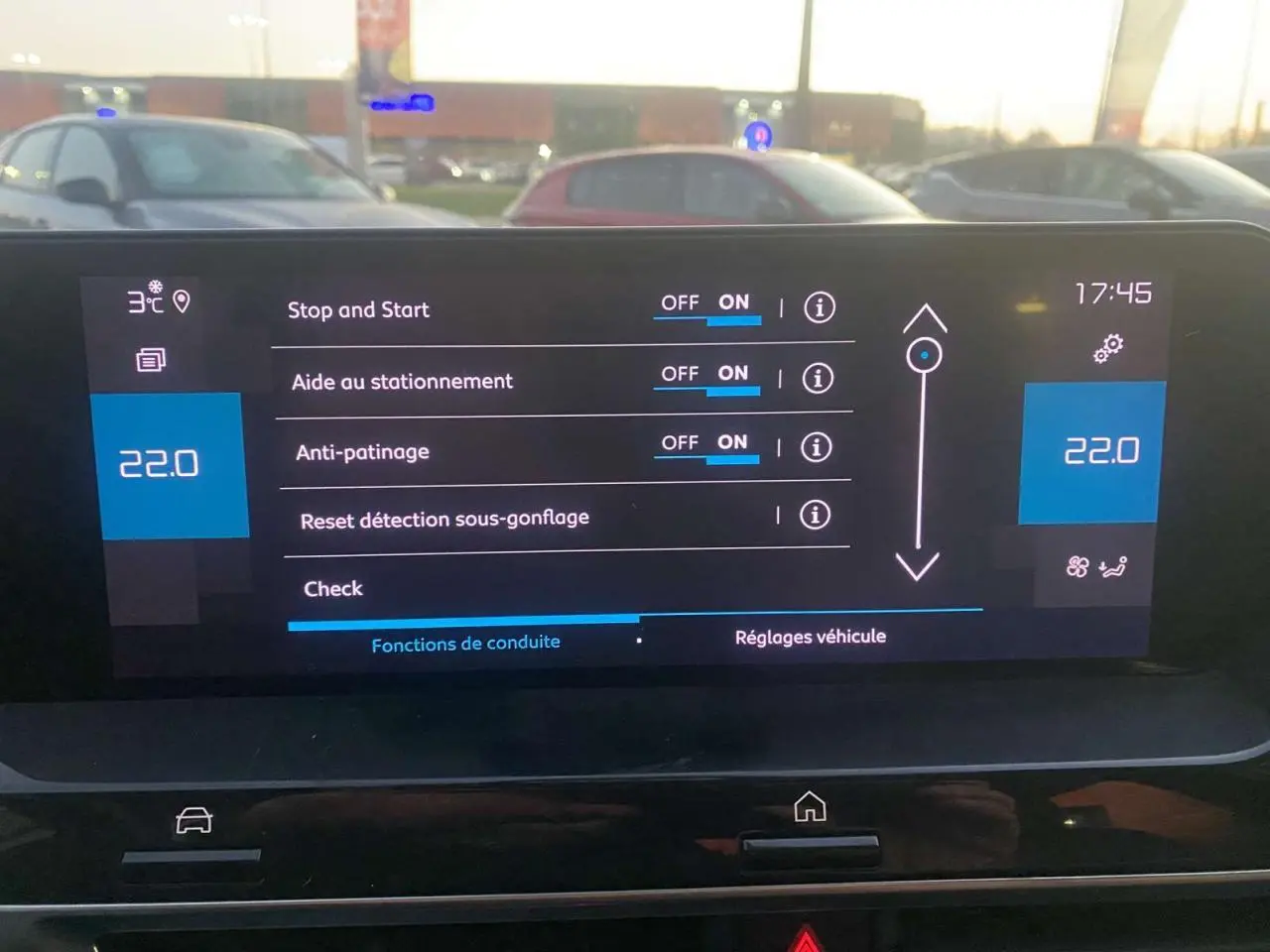 Écran tactile central de la Citroën C4 blanc montrant les réglages d'aide à la conduite et climatisation à 22°C.
