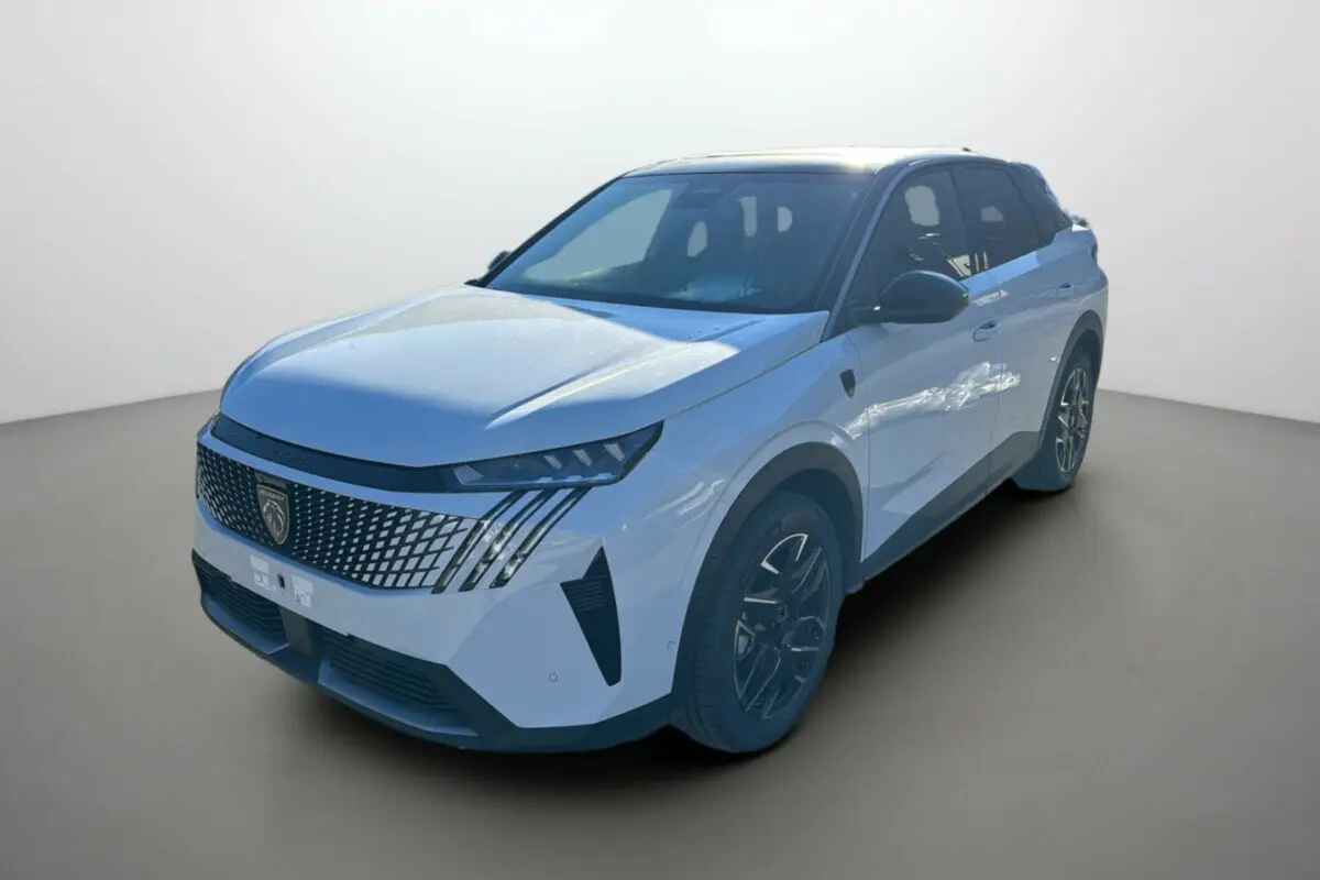 Peugeot 3008 Hybrid 2024 blanc okénite en vue 3/4 avant droit avec calandre distinctive et jantes noires.