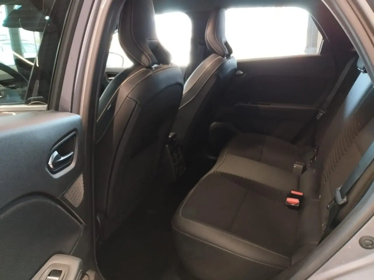 Vue intérieure côté gauche de la banquette arrière noire du Renault SYMBIOZ gris Cassiopée avec appuie-têtes réglables.