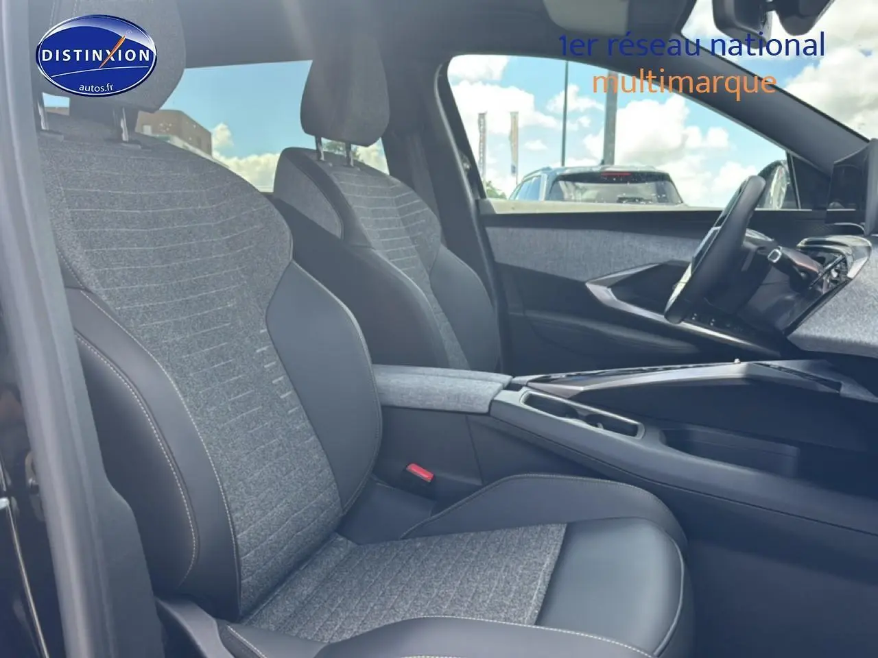 Vue intérieure côté droit du Peugeot 5008 Hybrid 145 allure 2025, sièges en tissu gris et cuir noir avec console centrale.