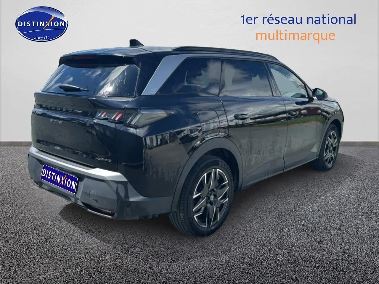 Vue 3/4 arrière droite d’un Peugeot 5008 noir 2025 avec jantes alu et feux arrière LED distinctifs.