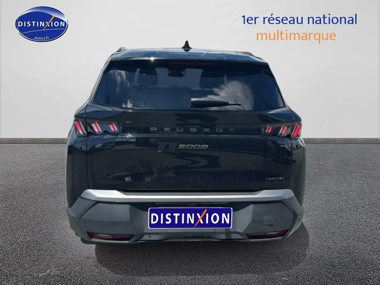 Vue arrière d'un Peugeot 5008 noir 2025 avec feux arrière LED et logo distinctif sur fond neutre.