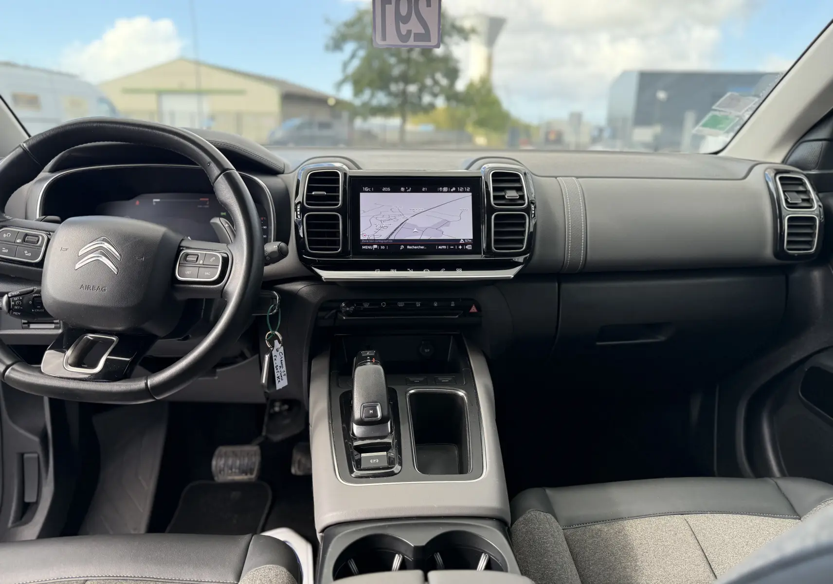 Vue intérieure avant du tableau de bord et volant noir du Citroën C5 Aircross 1.5 BlueHDi 130 avec écran tactile central.