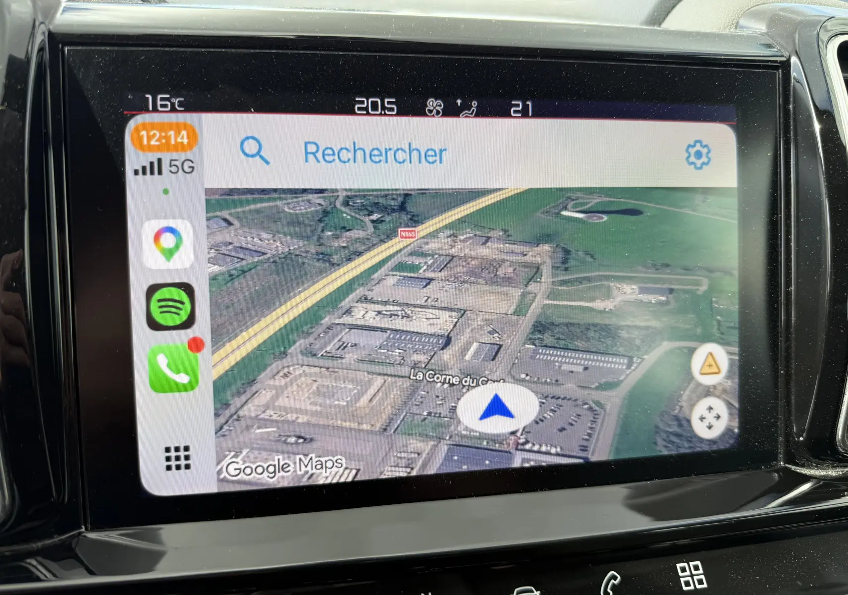 Écran tactile central du Citroën C5 Aircross blanc 2021 affichant la navigation Google Maps en vue satellite.