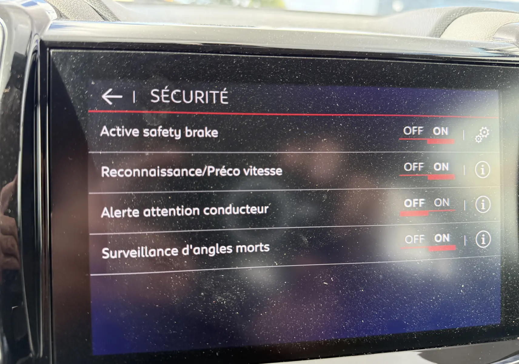 Écran tactile intérieur du Citroën C5 Aircross blanc 2021 montrant le menu sécurité avec options activées.