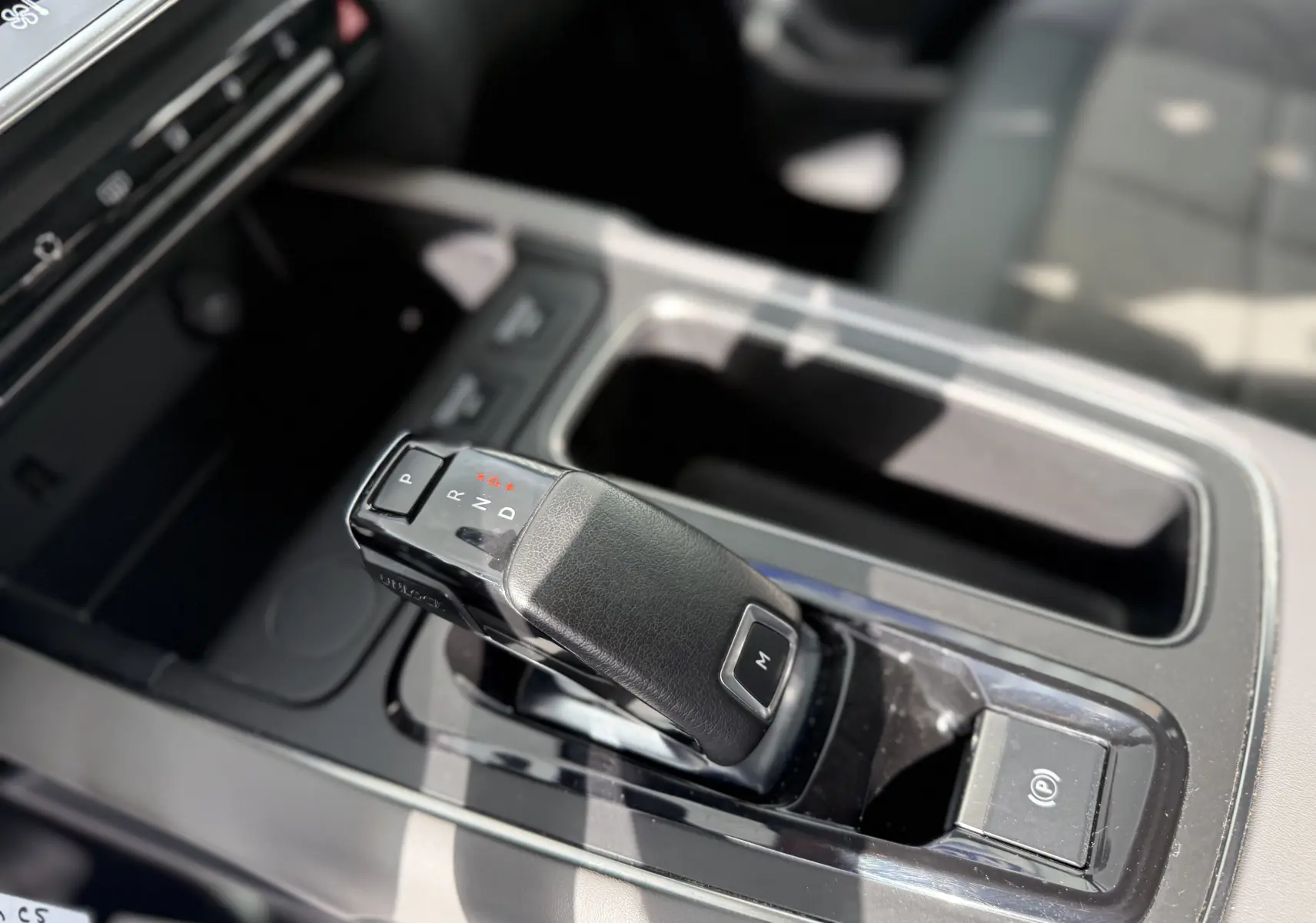 Gros plan sur la commande de boîte automatique noire du Citroën C5 Aircross 1.5 BlueHDi 130, intérieur tissu gris.