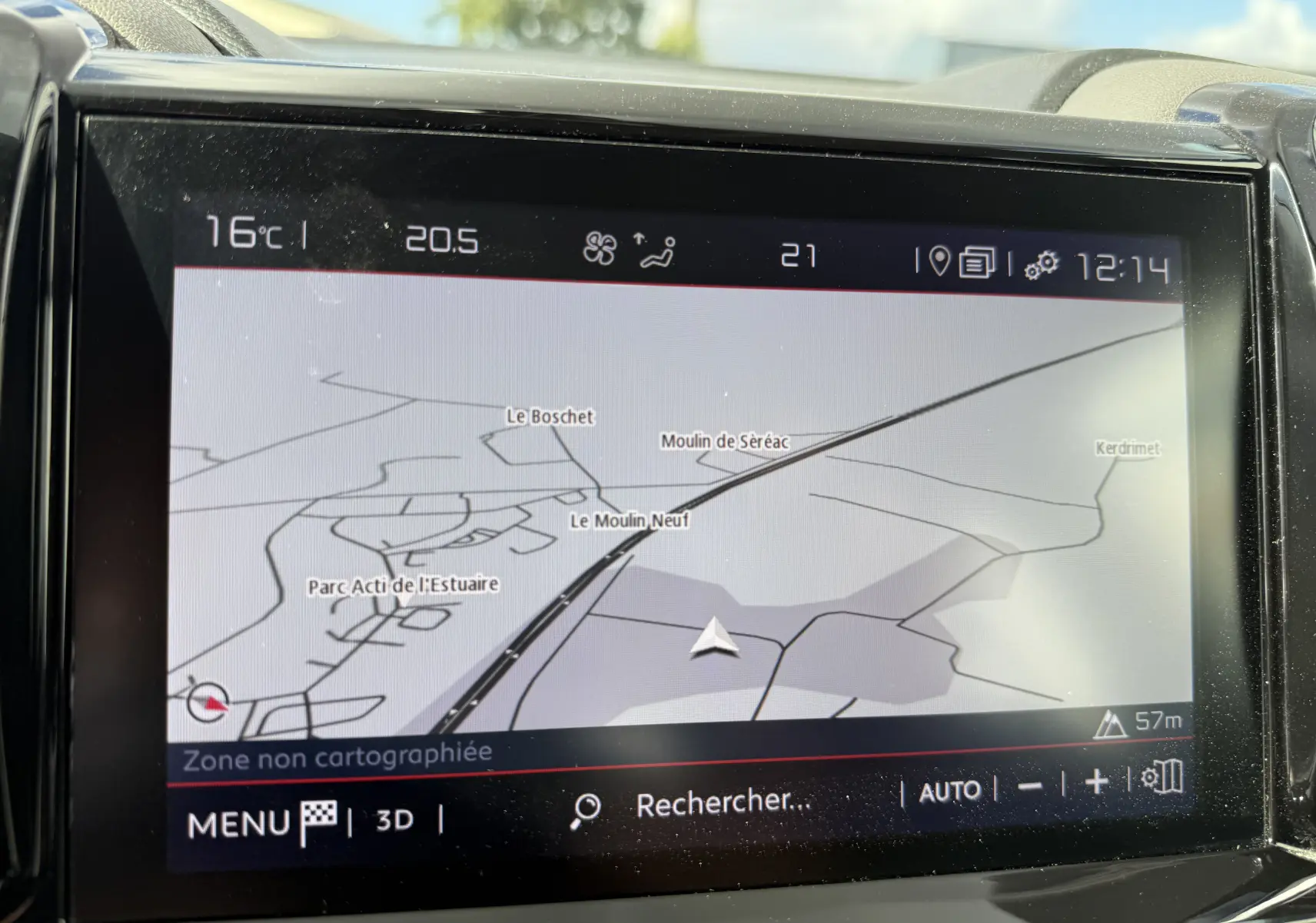 Écran tactile du système de navigation du Citroën C5 Aircross blanc, affichant une carte en vue 3D.