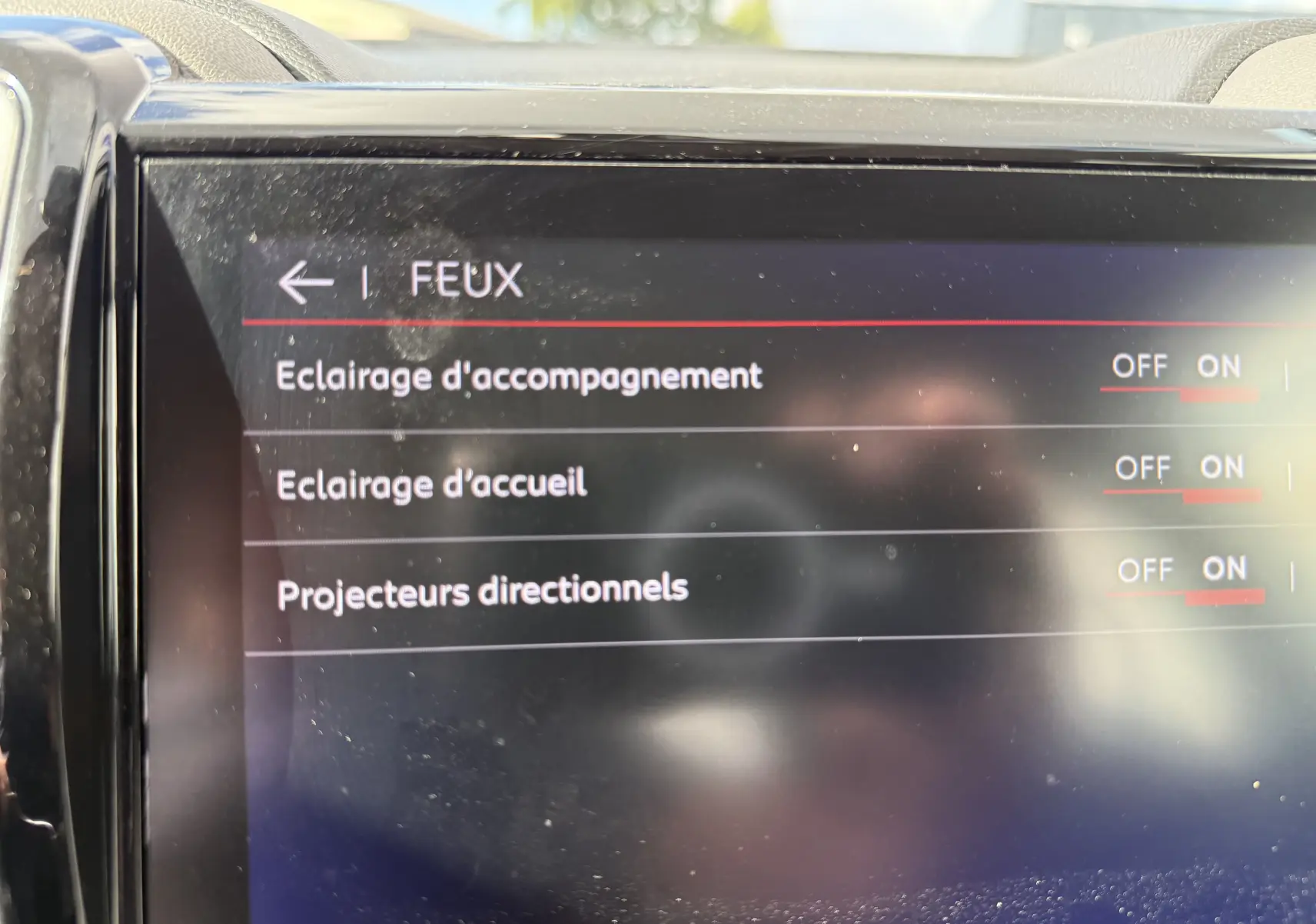 Écran tactile intérieur du Citroën C5 Aircross 2021 montrant les réglages des feux avec options activées.