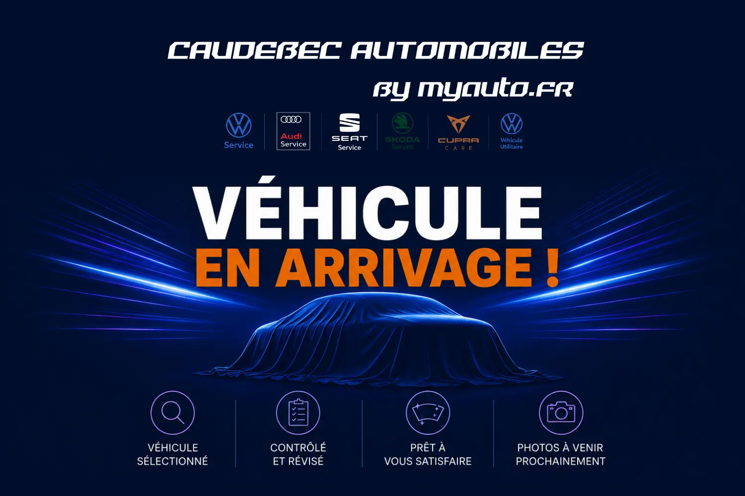 Silhouette d'une Volkswagen Golf 2.0 TDI 150 DSG7 grise couverte par une housse bleue, vue de profil dans un décor sombre.