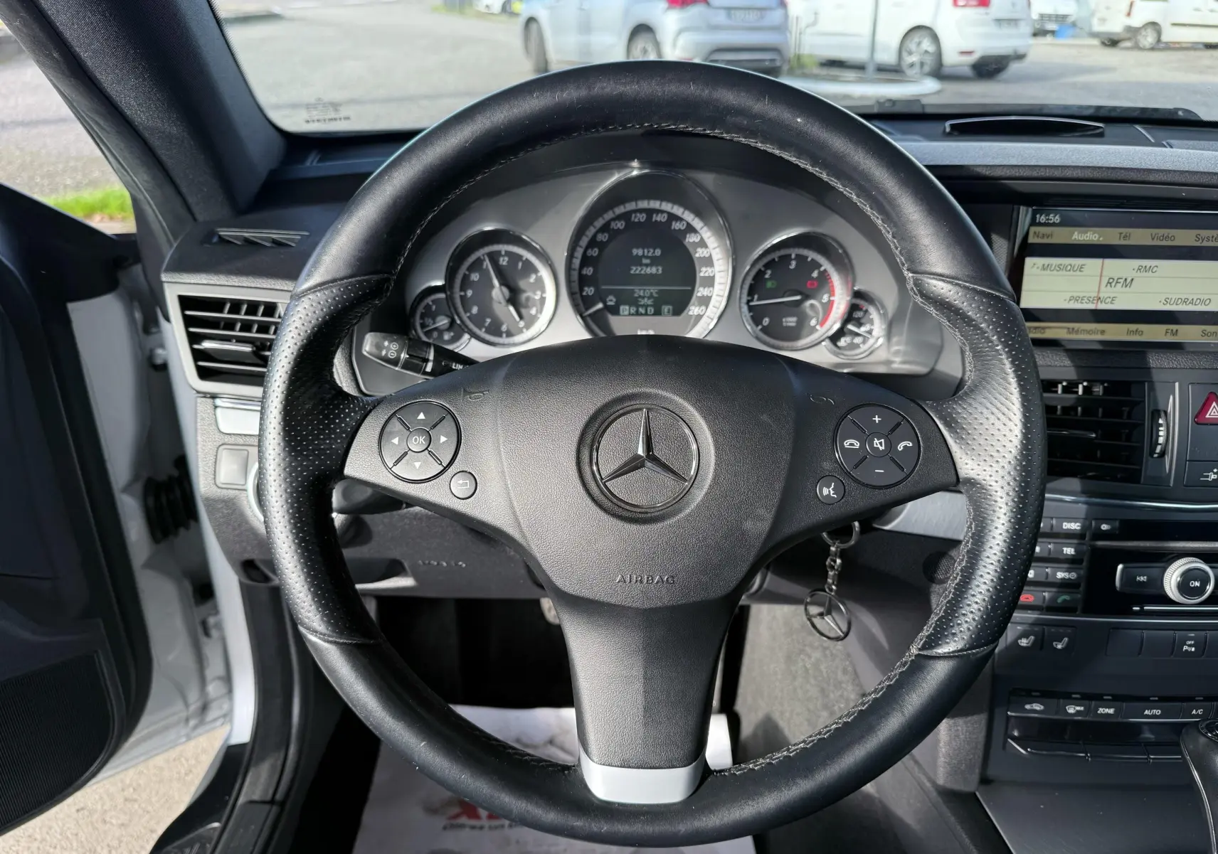 Vue rapprochée du volant en cuir noir et du tableau de bord d'une Mercedes Classe E 250 Coupé gris de 2011.