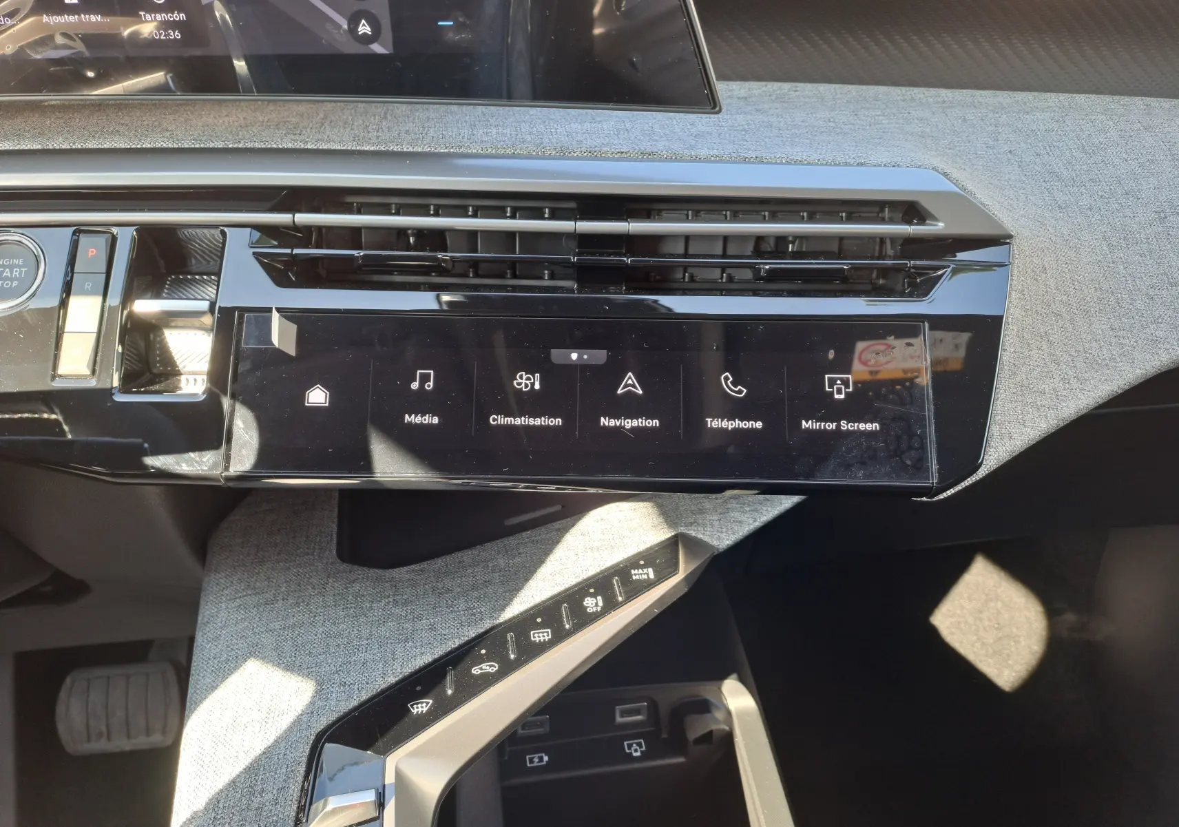 Vue rapprochée de la console centrale du Peugeot 3008 gris Artense 2024, mettant en valeur l'écran tactile et les commandes modernes.