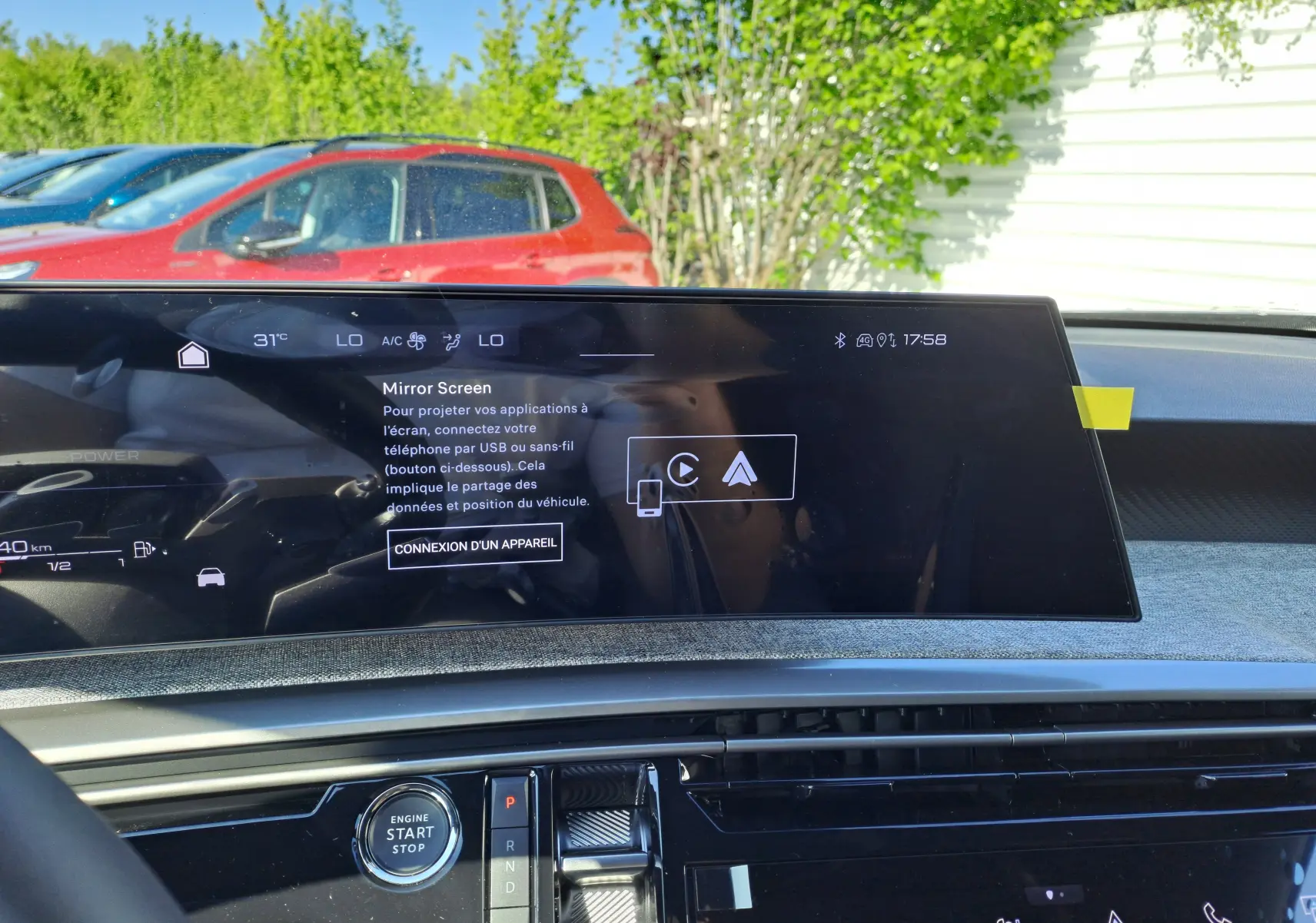 Vue intérieure du tableau de bord du Peugeot 3008 gris Artense 2024 avec écran tactile et bouton start/stop visible.