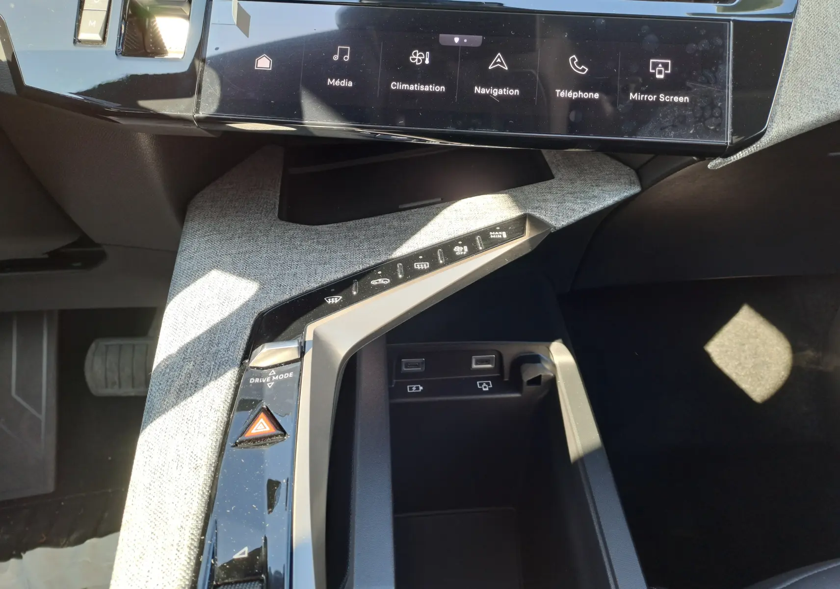 Vue rapprochée de la console centrale du Peugeot 3008 gris Artense 2024 avec écran tactile et commandes tactiles.