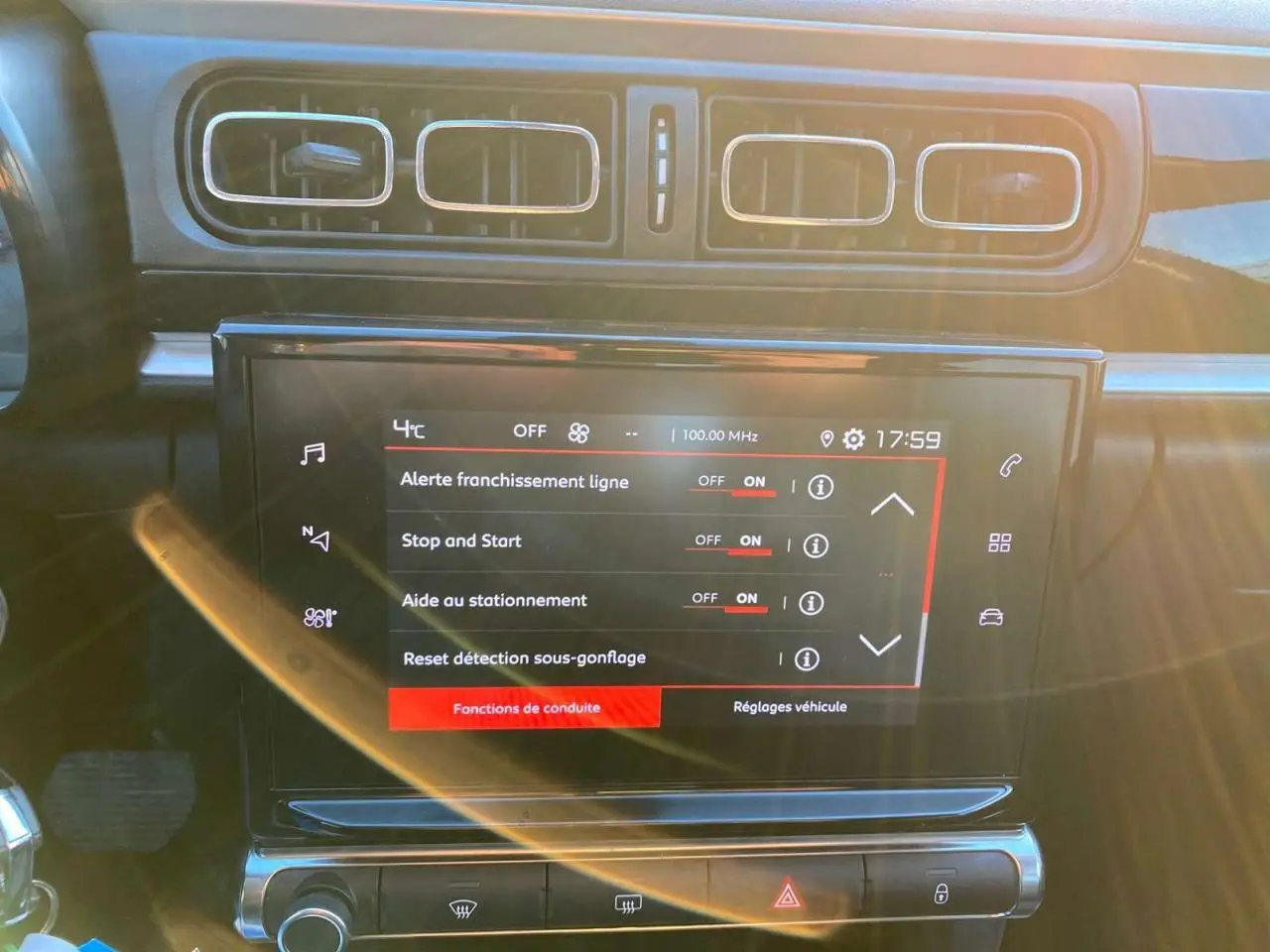 Écran tactile central de la Citroën C3 2023 affichant les réglages d'aide à la conduite, avec ventilation au-dessus.