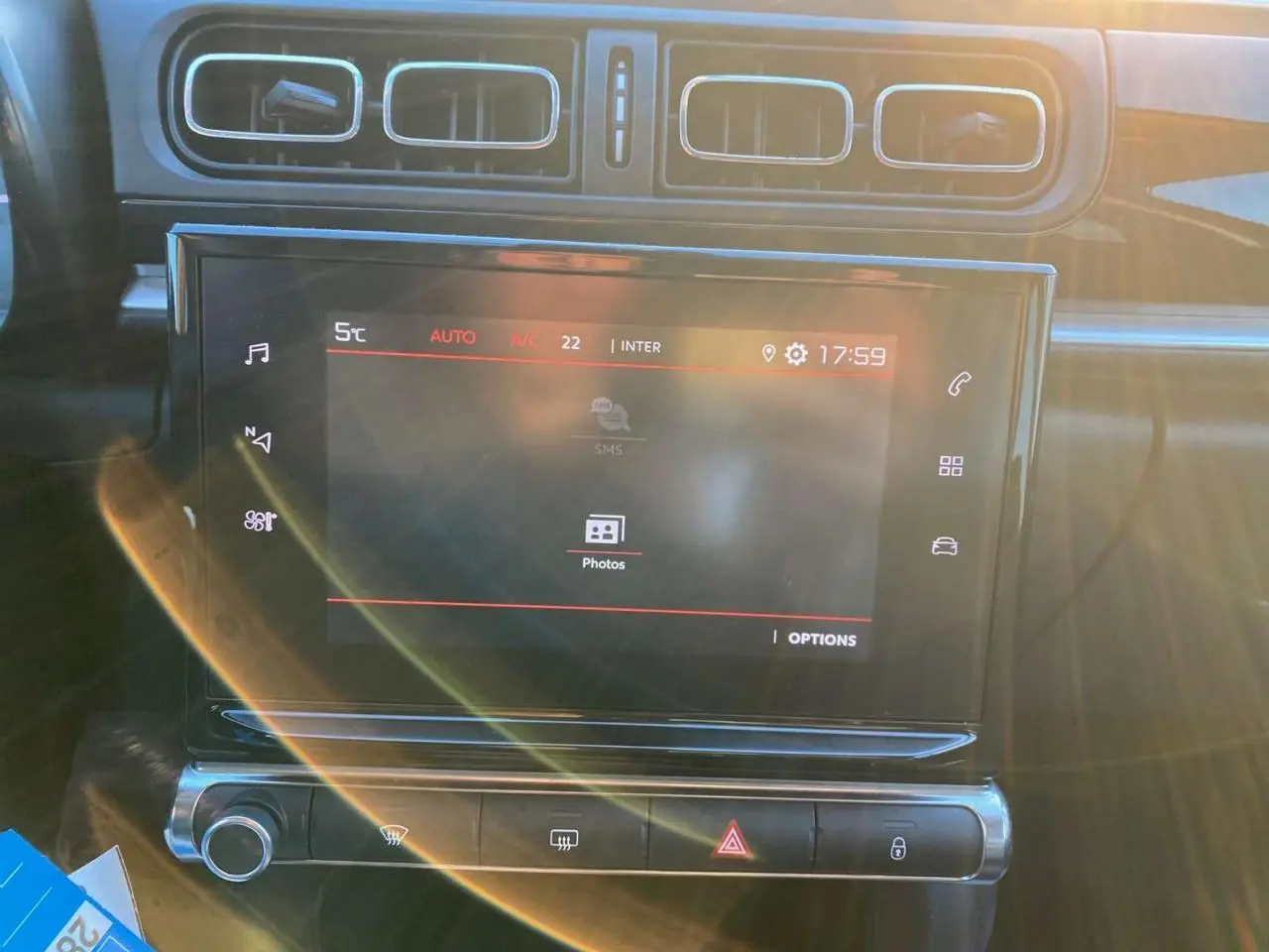 Écran tactile central de la Citroën C3 Shine 2023, avec commandes climatisation et aérateurs en vue rapprochée.