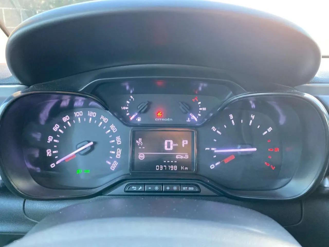 Vue rapprochée du tableau de bord digital de la Citroën C3 Shine 2023, affichant 37 198 km et indicateurs allumés.