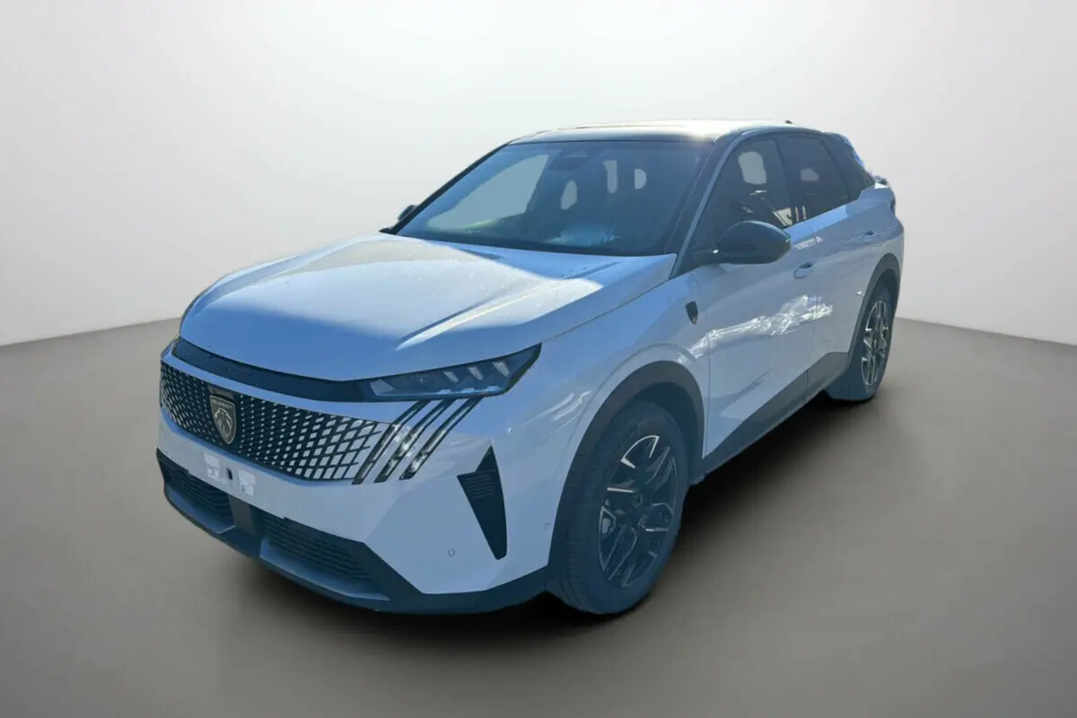 Peugeot 3008 Hybrid blanc okénite en vue 3/4 avant droit, avec calandre distinctive et jantes noires.