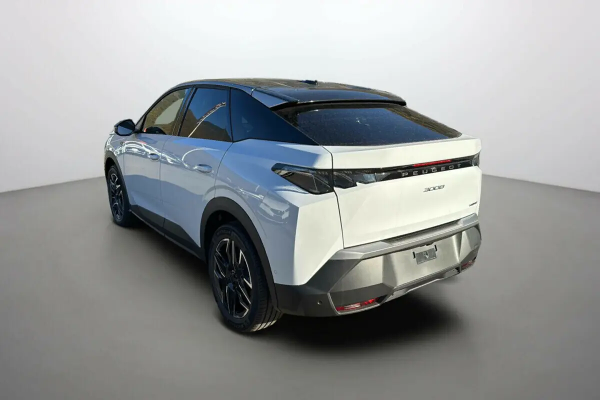 Vue 3/4 arrière droite du Peugeot 3008 Hybrid blanc okénite avec toit noir et jantes alliage noires.