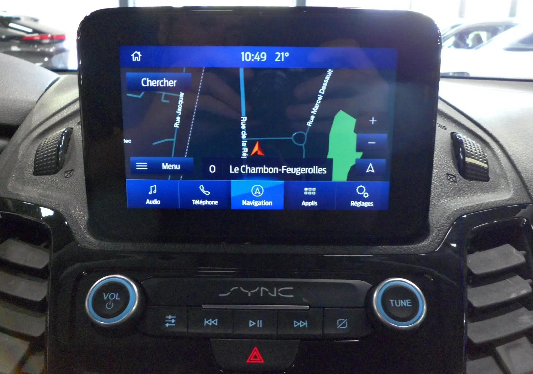 Écran central tactile du Ford Grand Tourneo Connect 2020 affichant la navigation avec commandes audio et climatisation.