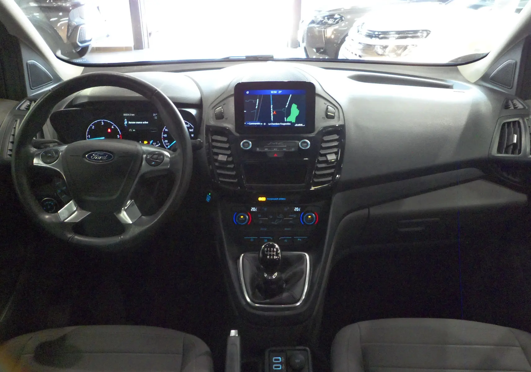 Intérieur du Ford Grand Tourneo Connect gris Magnetic 2020, vue frontale du tableau de bord avec écran tactile et boîte manuelle.