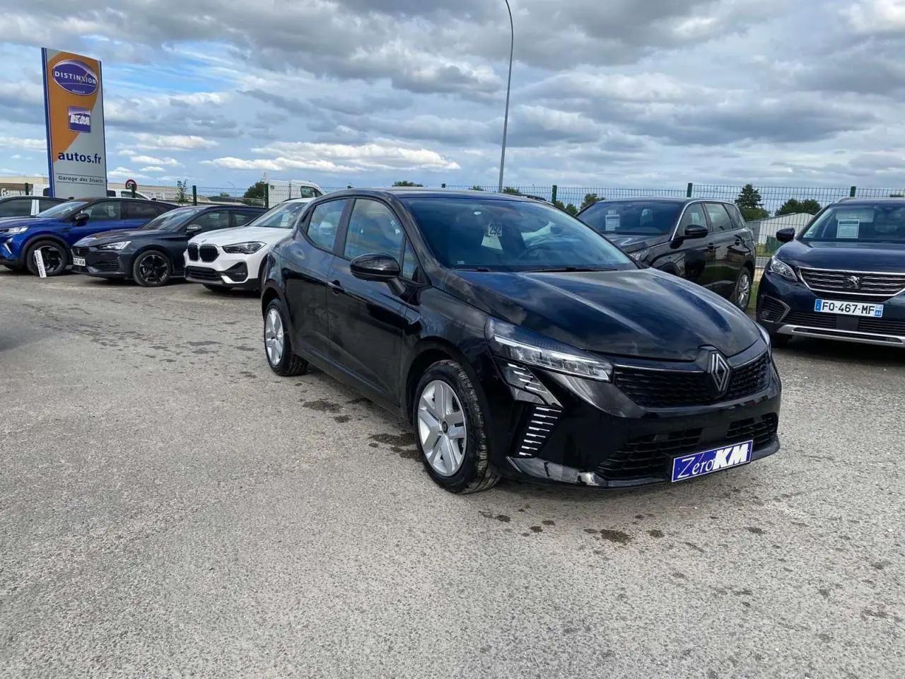Renault Clio Evolution noir étoilé vue 3/4 avant droit, avec phares LED et calandre noire distinctive.