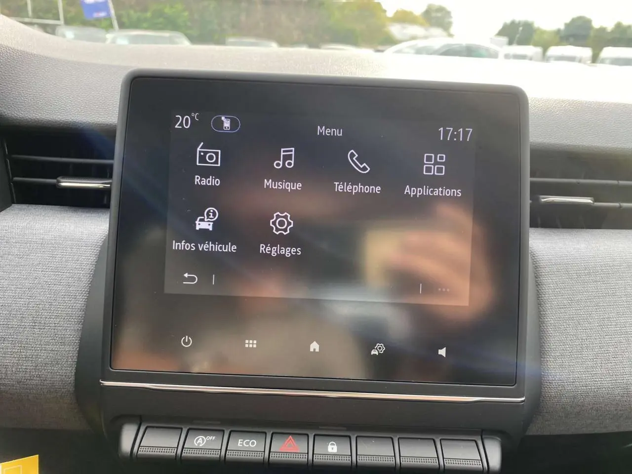 Écran tactile Easy Link 7 pouces de la Renault Clio 2025, affichant menu radio, musique et téléphone, intérieur noir.