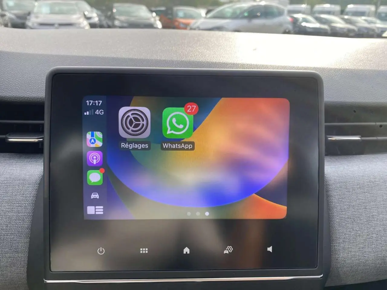 Écran tactile 7 pouces du système Easy Link affichant des applications, intérieur Renault Clio noir étoilé 2025.