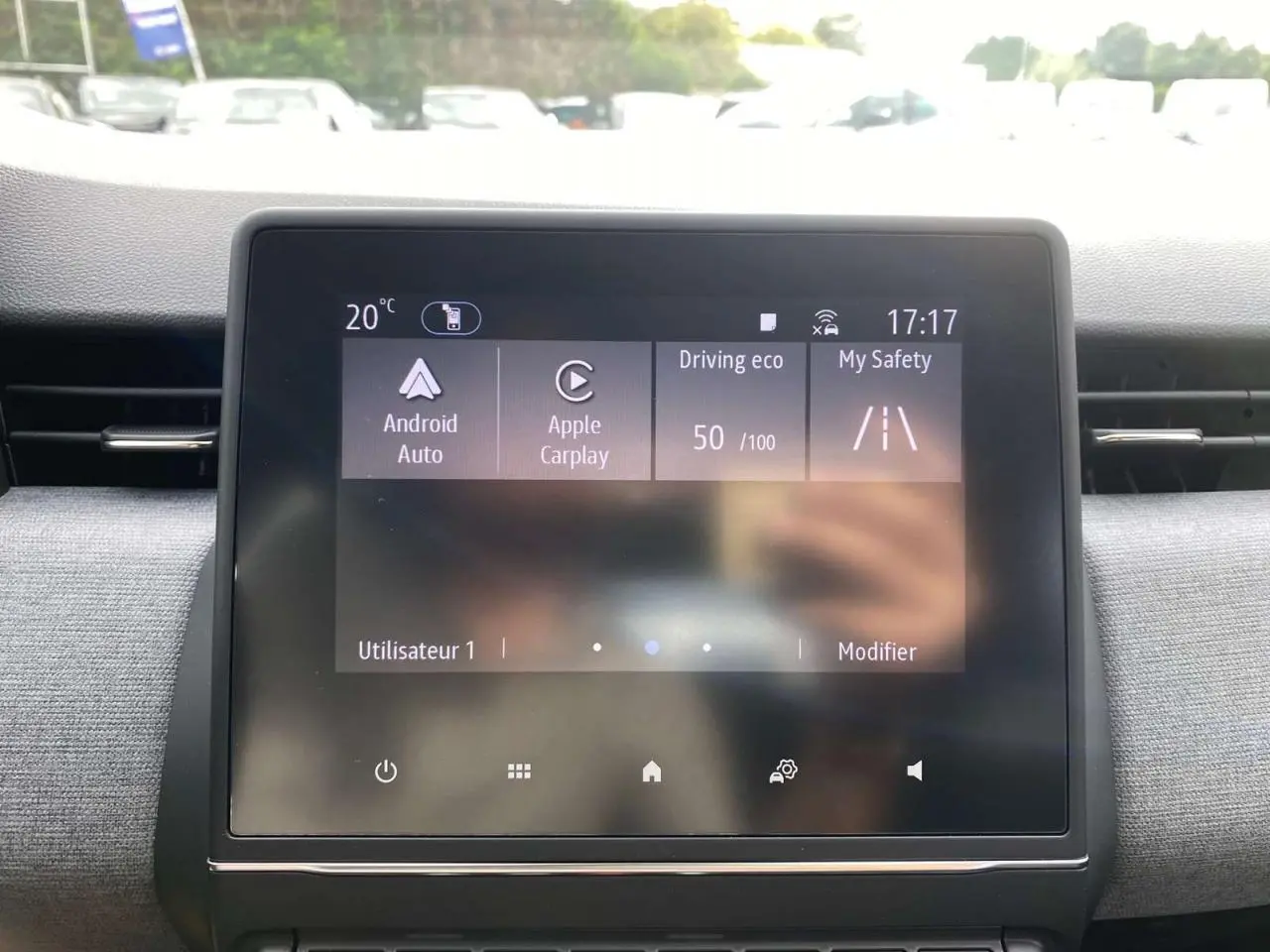 Écran tactile central de la Renault Clio 2025 affichant Android Auto et Apple CarPlay en intérieur noir.