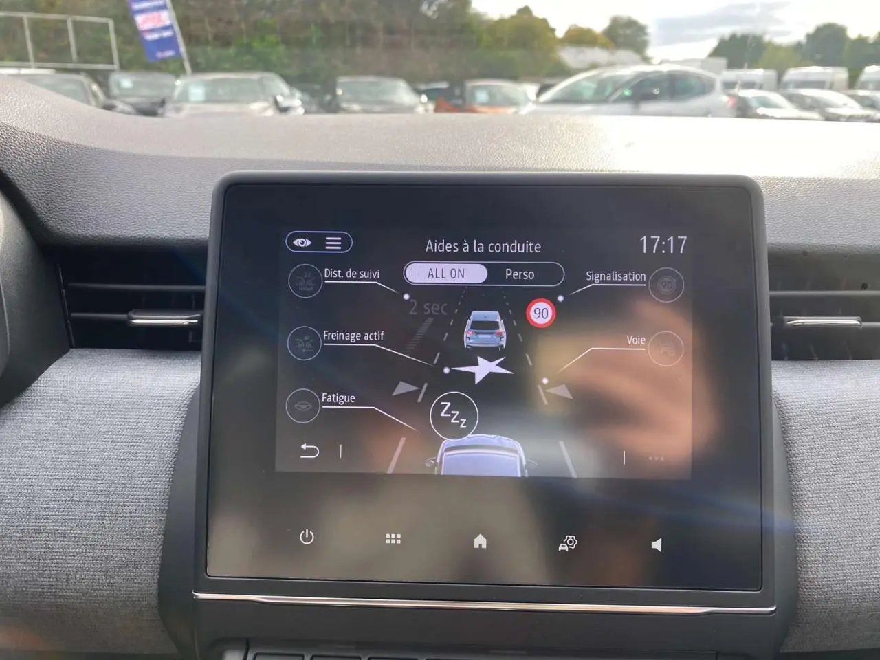 Écran tactile central de la Renault Clio 2025 noir étoilé affichant les aides à la conduite en gros plan intérieur.