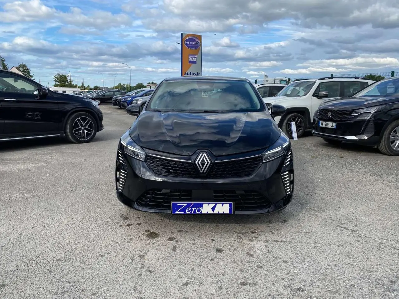 Renault Clio Evolution noire étoile vue de face, avec calandre noire et phares LED distinctifs allumés.