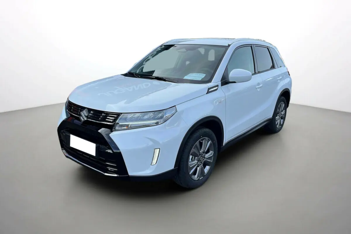 Suzuki Vitara 2025 blanc nacré en vue 3/4 avant droit avec calandre noire et jantes alliage sombres.