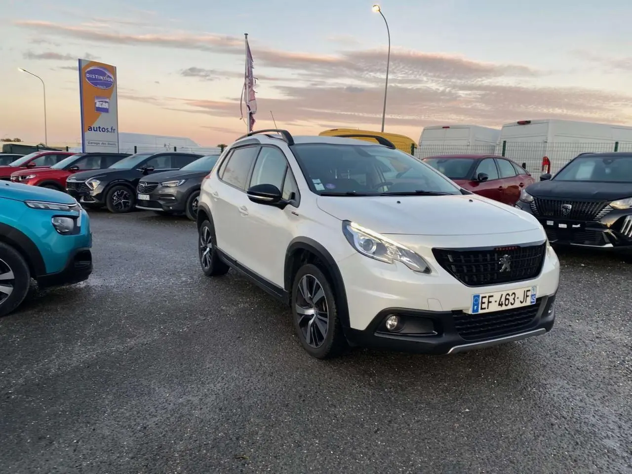 Peugeot 2008 blanc en 3/4 avant droit, avec calandre noire et jantes alliage distinctives GT Line.