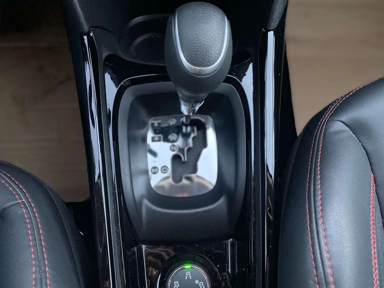 Vue rapprochée du levier de vitesses automatique et des sièges noirs avec surpiqûres rouges du Peugeot 2008 GT Line blanc 2016.